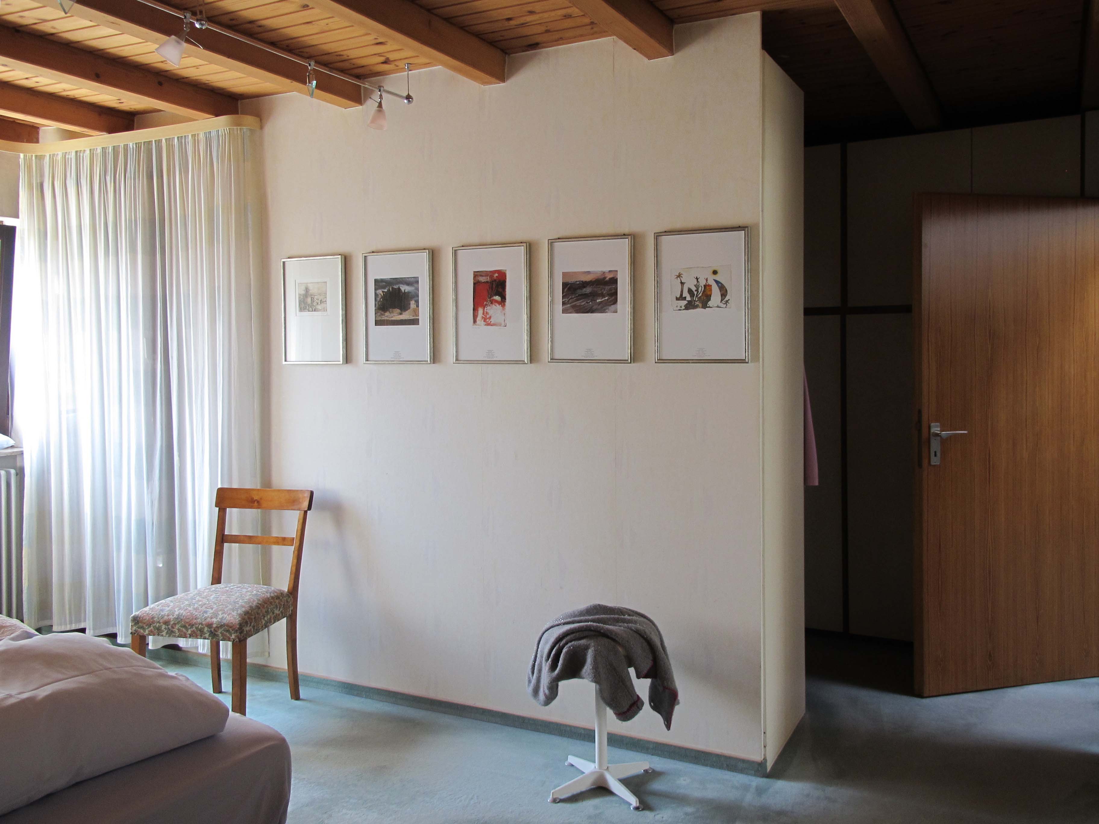 Schlafzimmer eines Einfamilienhauses aus den Achtzigern