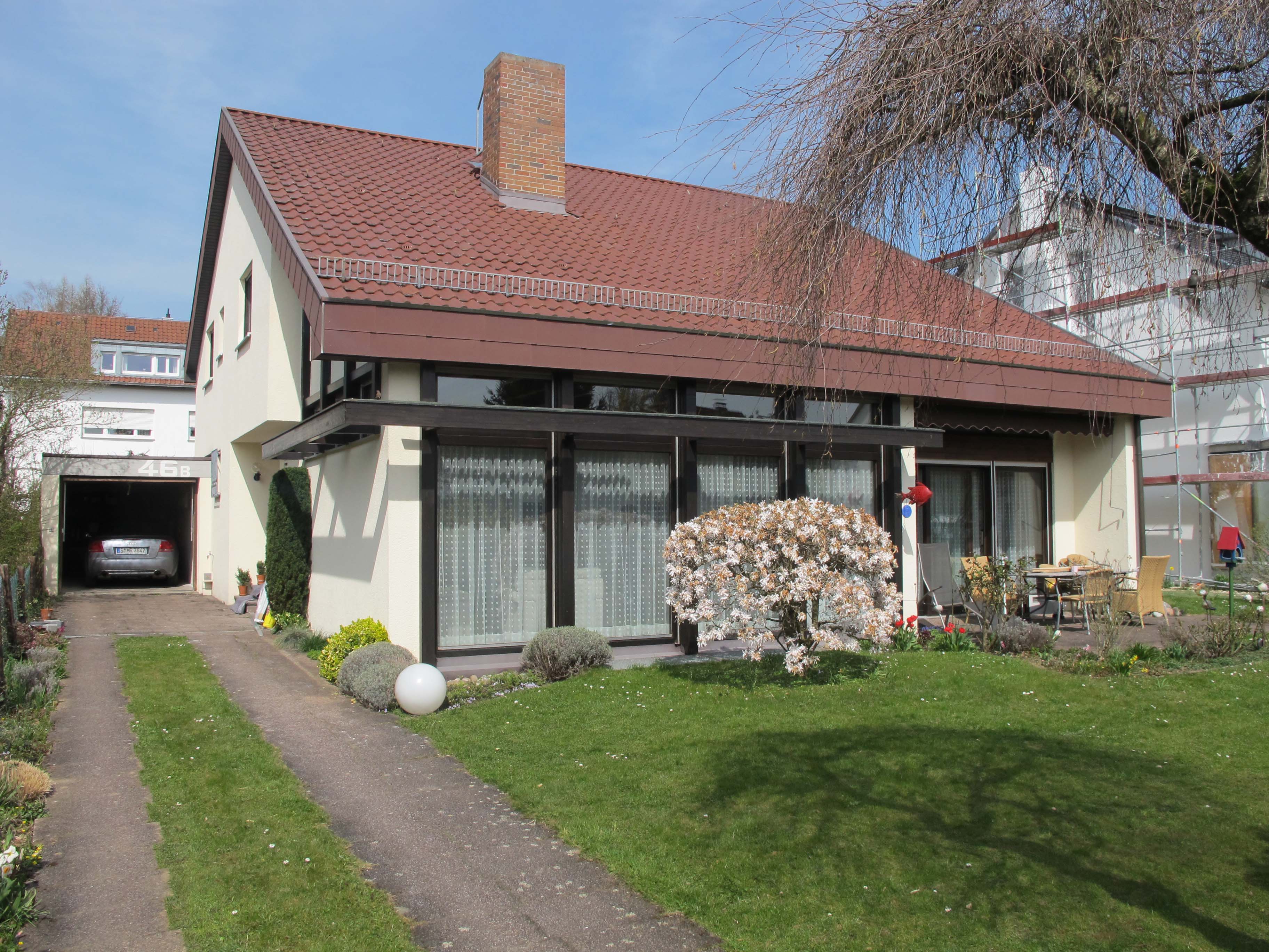 Einfamilienhaus aus den Achtzigern mit starkem Bezug zum Garten