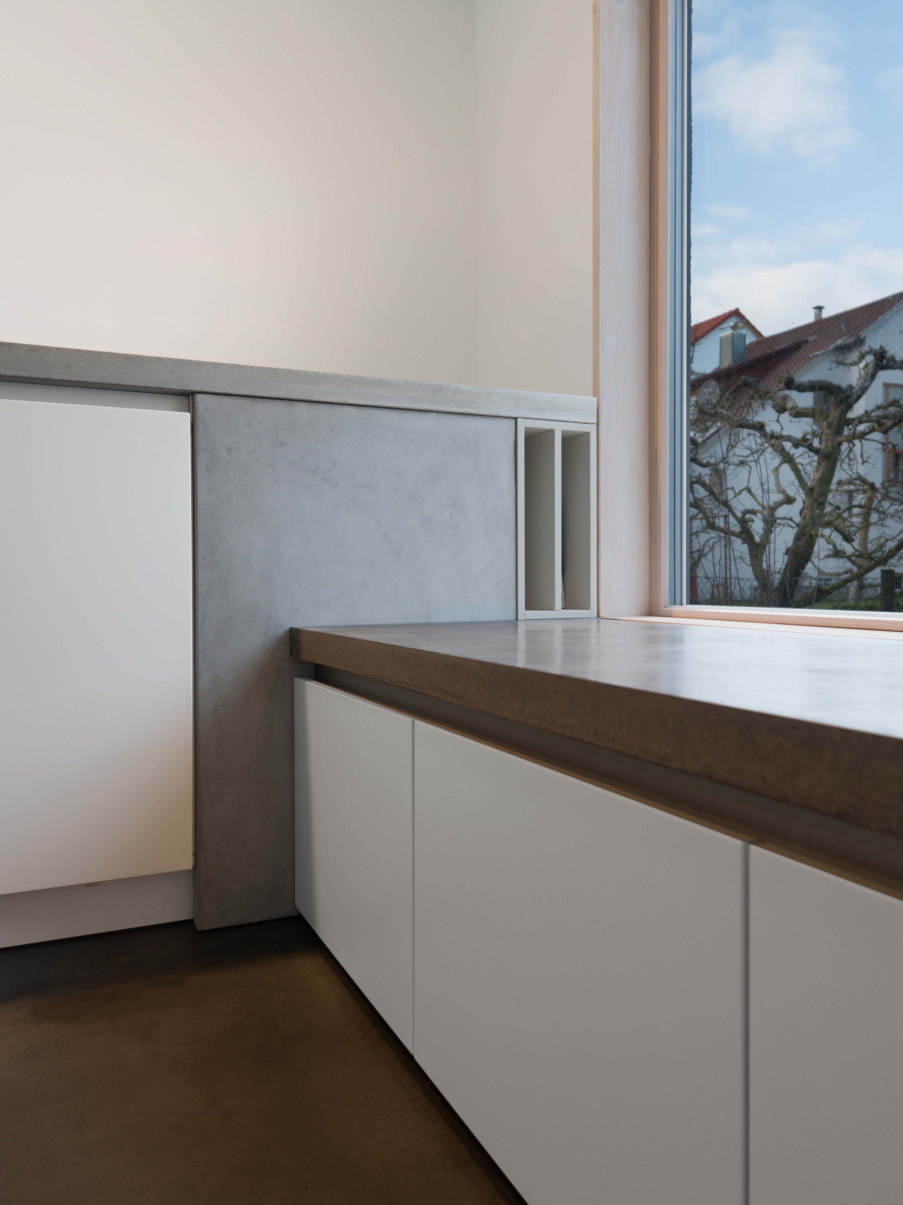 Küchenarbeitsplatte und Sitzbank aus Sichtbeton