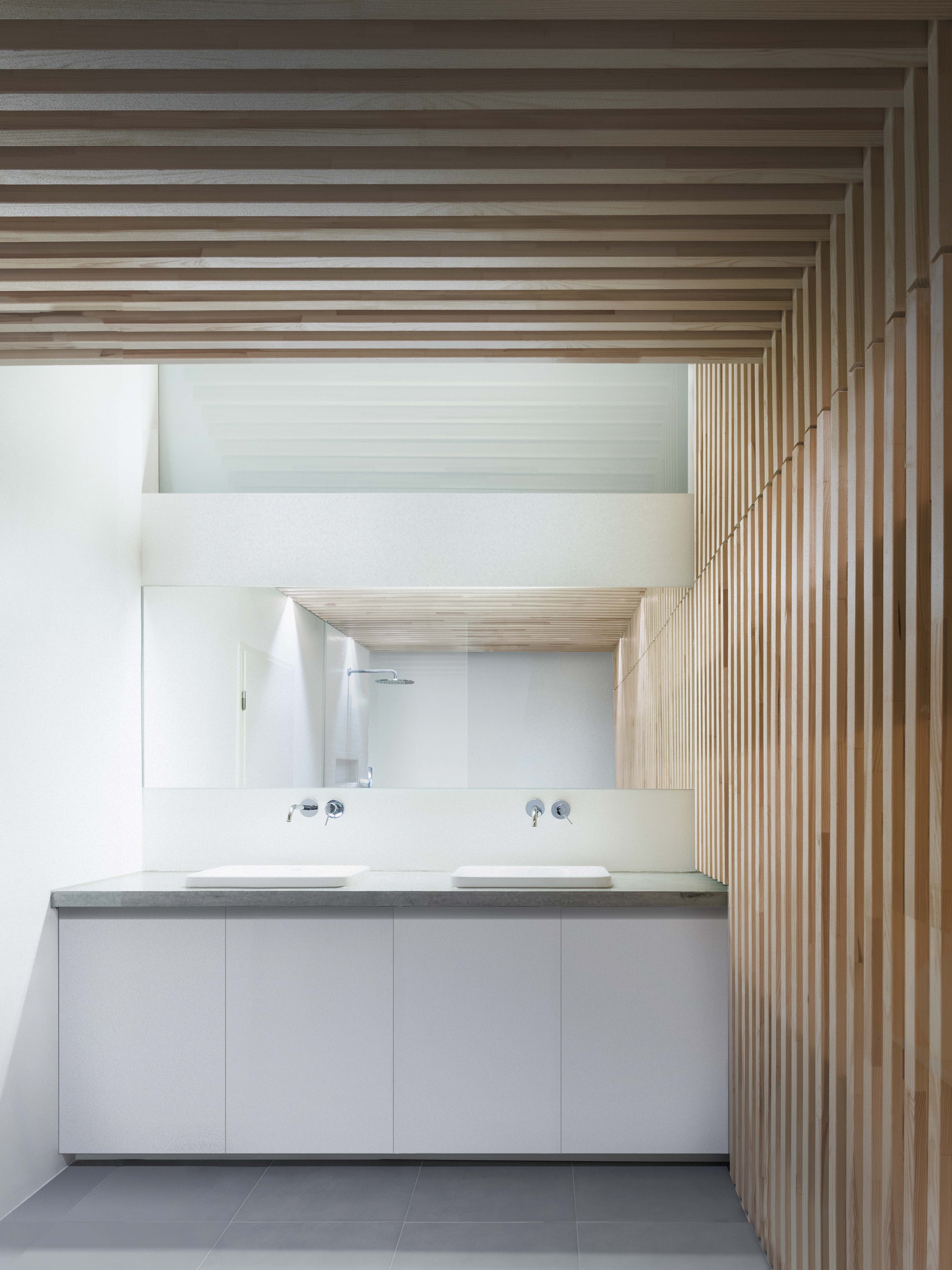 Badezimmer mit einer Wand- und Deckenverkleidung aus Holzlamellen